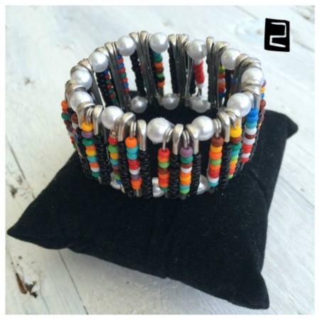 Flerfärgat armband med varannan svart samt pärlemovita pärlor. Storleken på säkerhetsnålarna är 28mm. PRIS: 125kr (132kr inkl porto)